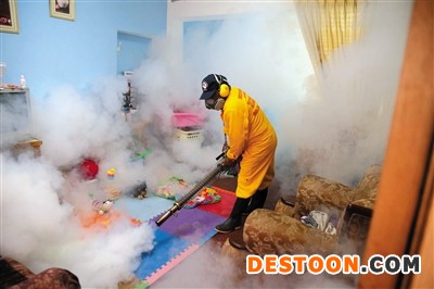 29日，在秘魯利馬省，一名工作人員用化學(xué)藥劑驅(qū)蚊。寨卡病毒持續(xù)困擾美洲及加勒比地區(qū)。新華社發(fā)