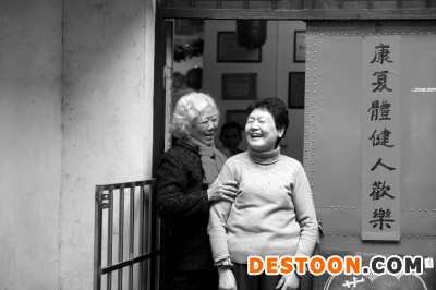 協(xié)會會長談菊美（右）和會員談笑風生。